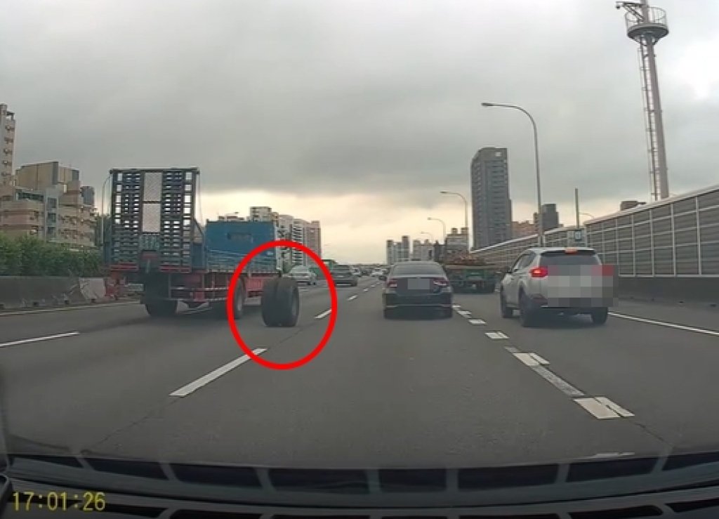 國道驚見聯結車輪胎脫落未通報 網友直呼「國道像驚喜包嗎?」