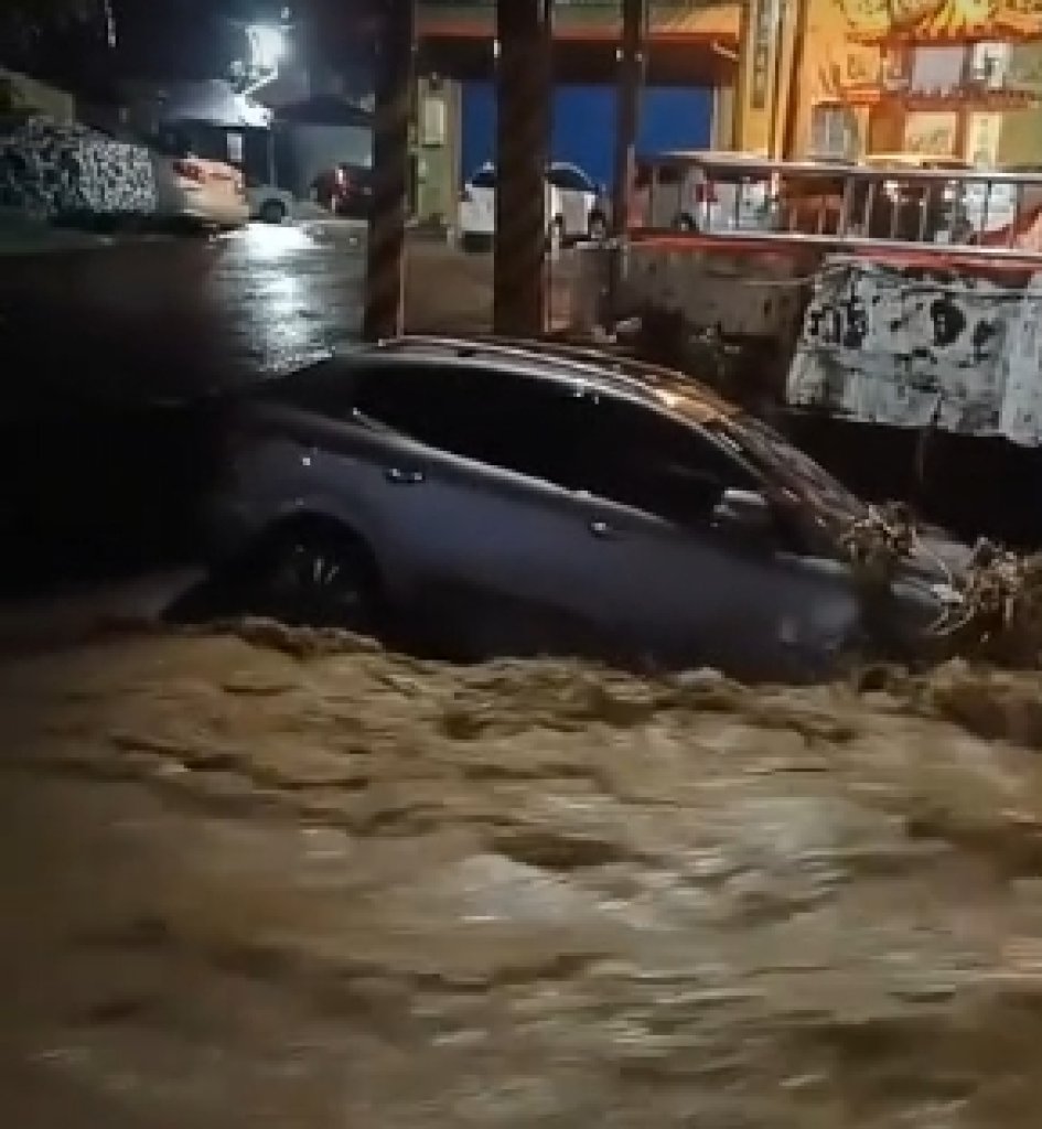 彰化排水溝秒變河流!香山里兩車遭暴雨沖走 居民驚呼:要有勇氣才敢停!