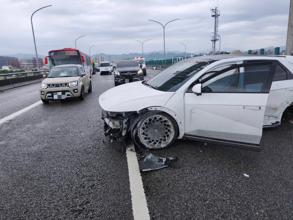 台中台74線北屯段中午車禍!-兩車碰撞一車撞上分隔島 駕駛受傷送醫