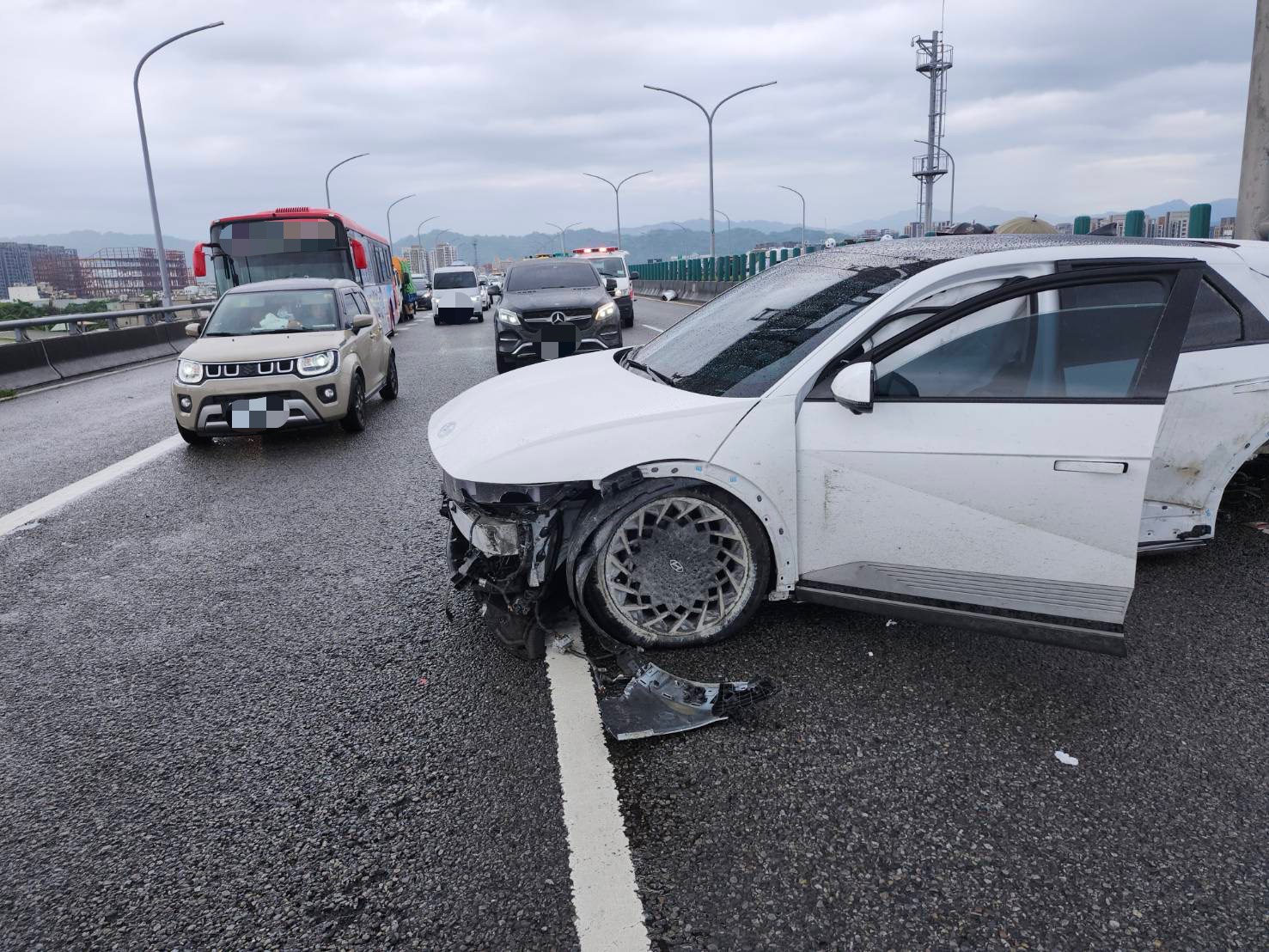 台中台74線北屯段中午車禍! 兩車碰撞一車撞上分隔島 駕駛受傷送醫