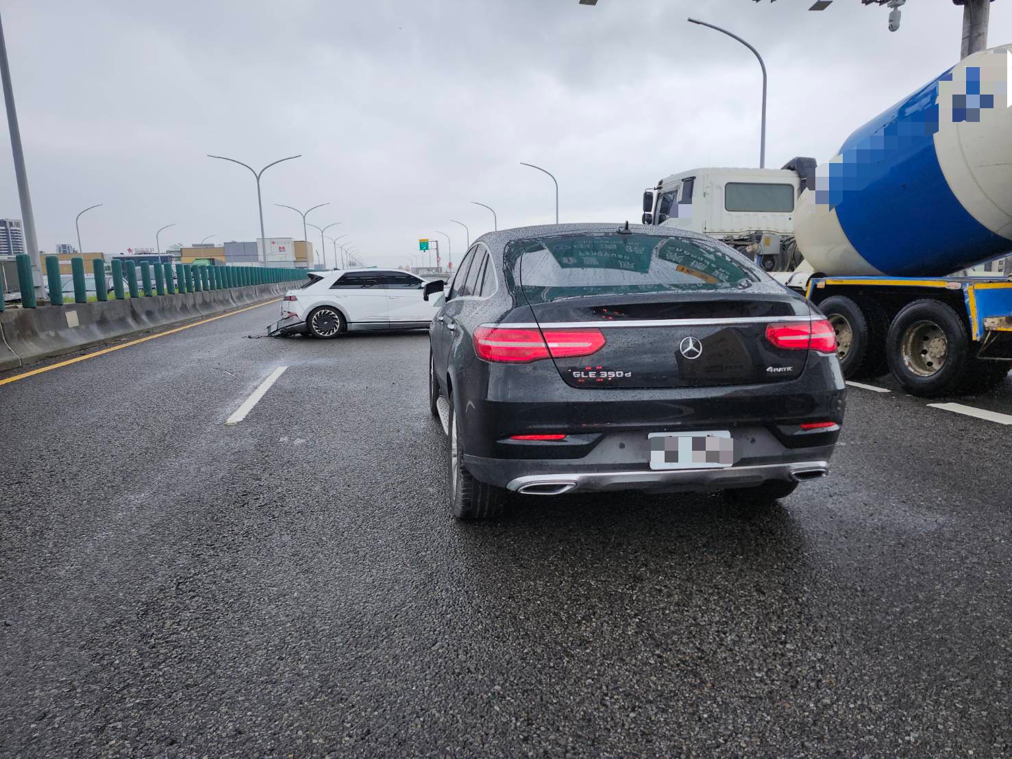 台中台74線北屯段中午車禍! 兩車碰撞一車撞上分隔島 駕駛受傷送醫