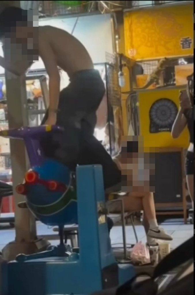 惡搞電動馬車還自po!赤膊男踩壞投幣遊具挨轟
