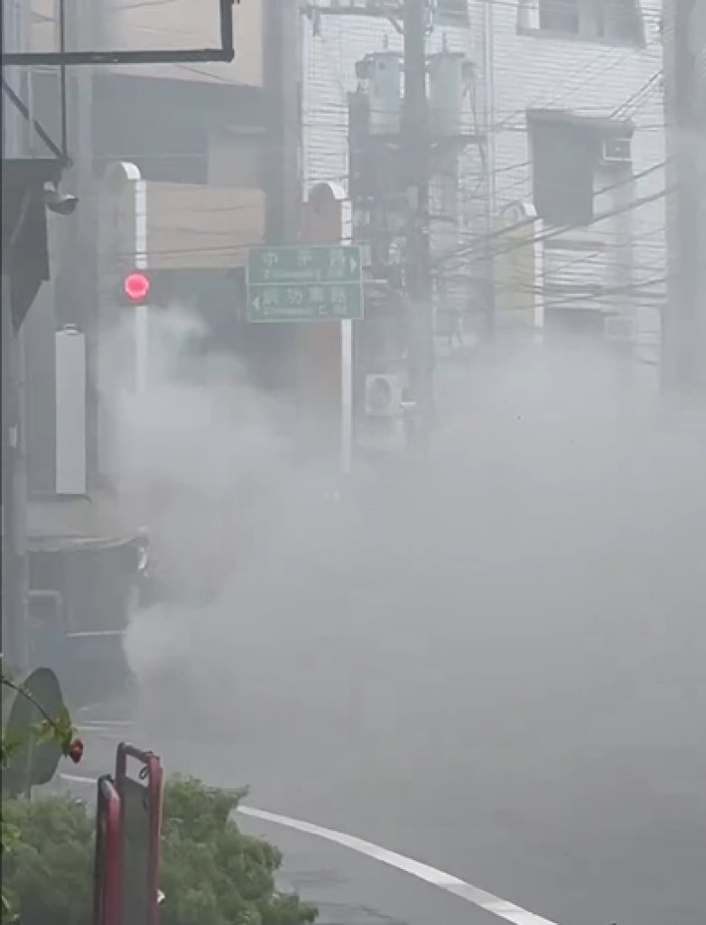 太平中平路驚見轎車狂冒白煙 駕駛急逃報案!警方初判:疑電瓶悶燒