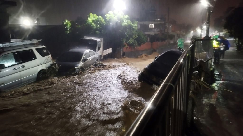 豪雨釀災-林世賢市長冒雨勘災並指揮相關課室搶救