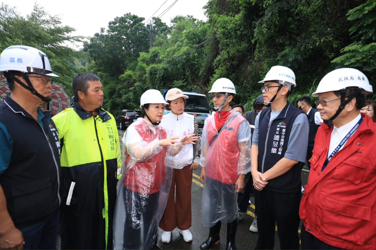 ▲太平區黃竹里竹村路因豪雨崩塌，盧秀燕勘災指示：全力搶通、保障居民安全。(圖/中市府提供)