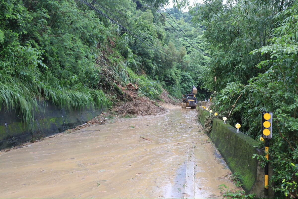 ▲太平區黃竹里竹村路因豪雨崩塌，盧秀燕勘災指示：全力搶通、保障居民安全。(圖/中市府提供)