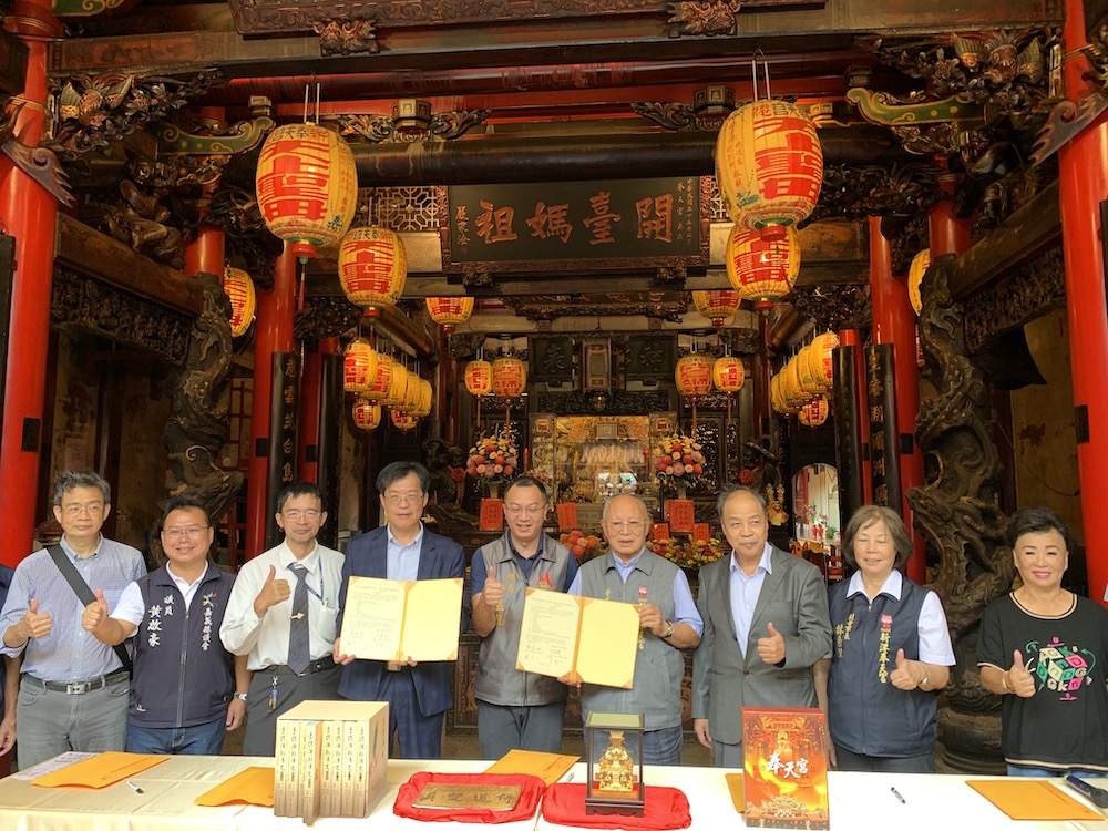 國立中正大學與奉天宮簽署合作協議，要讓學術結合信仰，一起共拓媽祖文化研究新局。（圖/記者陳惲朋攝）