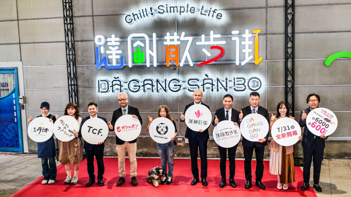 ▲高雄巨蛋體育館及漢神巨蛋購物廣場間的1F戶外長廊,全新打造「躂剛散步街」今天熱鬧開幕。(圖/記者黃淑貞攝)