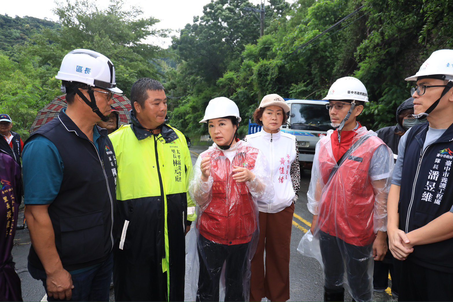 太平竹村路邊坡崩塌　盧秀燕第一時間勘災指示全力搶通