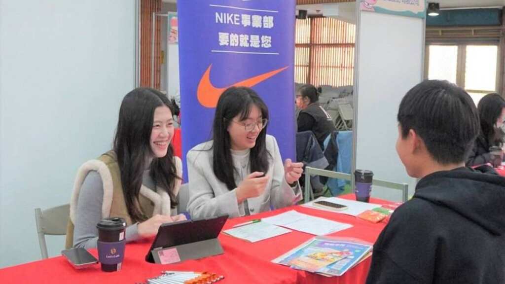 ▲求職青年接受廠商面試。(歷史照片/中彰投分署提供)