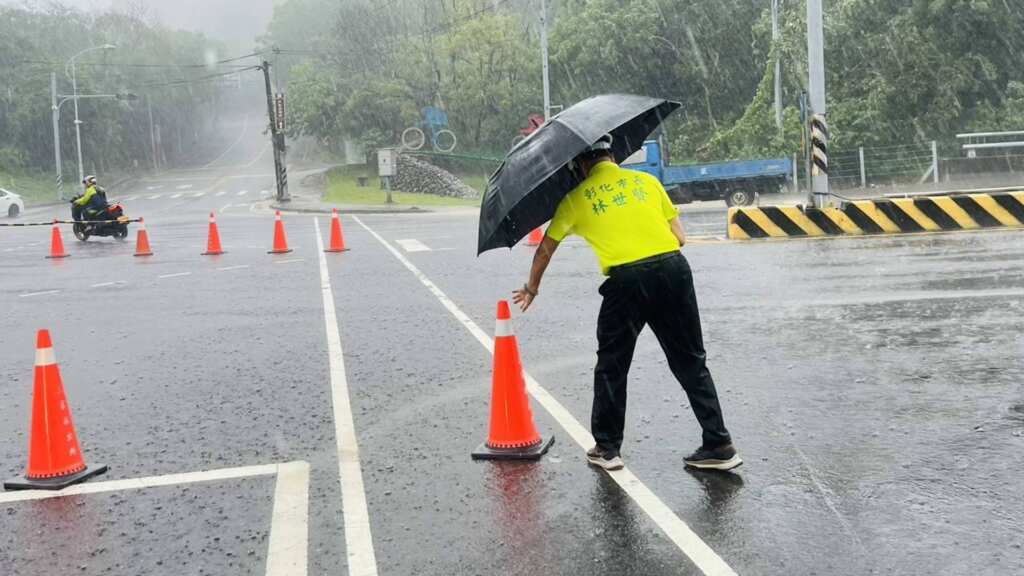 ▲彰化市長林世賢冒著豪大雨在139線設三角錐維護交通。(彰化市公所提供)