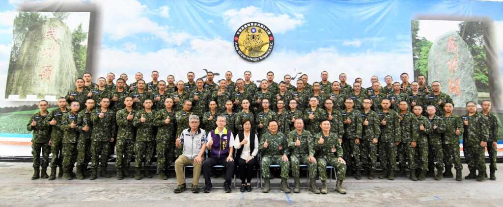 ▲彰化縣長王惠美關心彰化子弟兵,今日下午前往台中成功嶺營區探視陸軍第233梯次及第2243梯次役男共153位縣籍子弟兵合影。(彰化縣政府提供)
