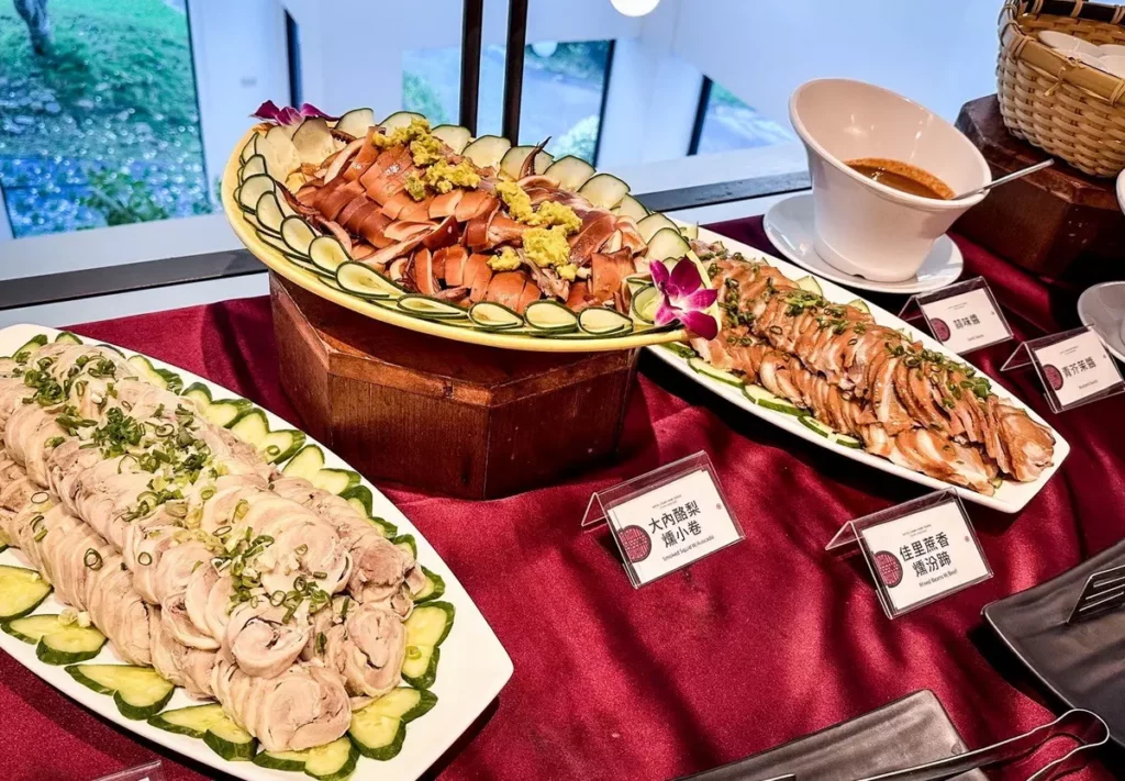 _凱撒趣淘漫旅-台南自助晚餐升級府城美食節,十餘道的府城特色料理輪番上桌。圖/ 凱撒趣淘漫旅-台南提供