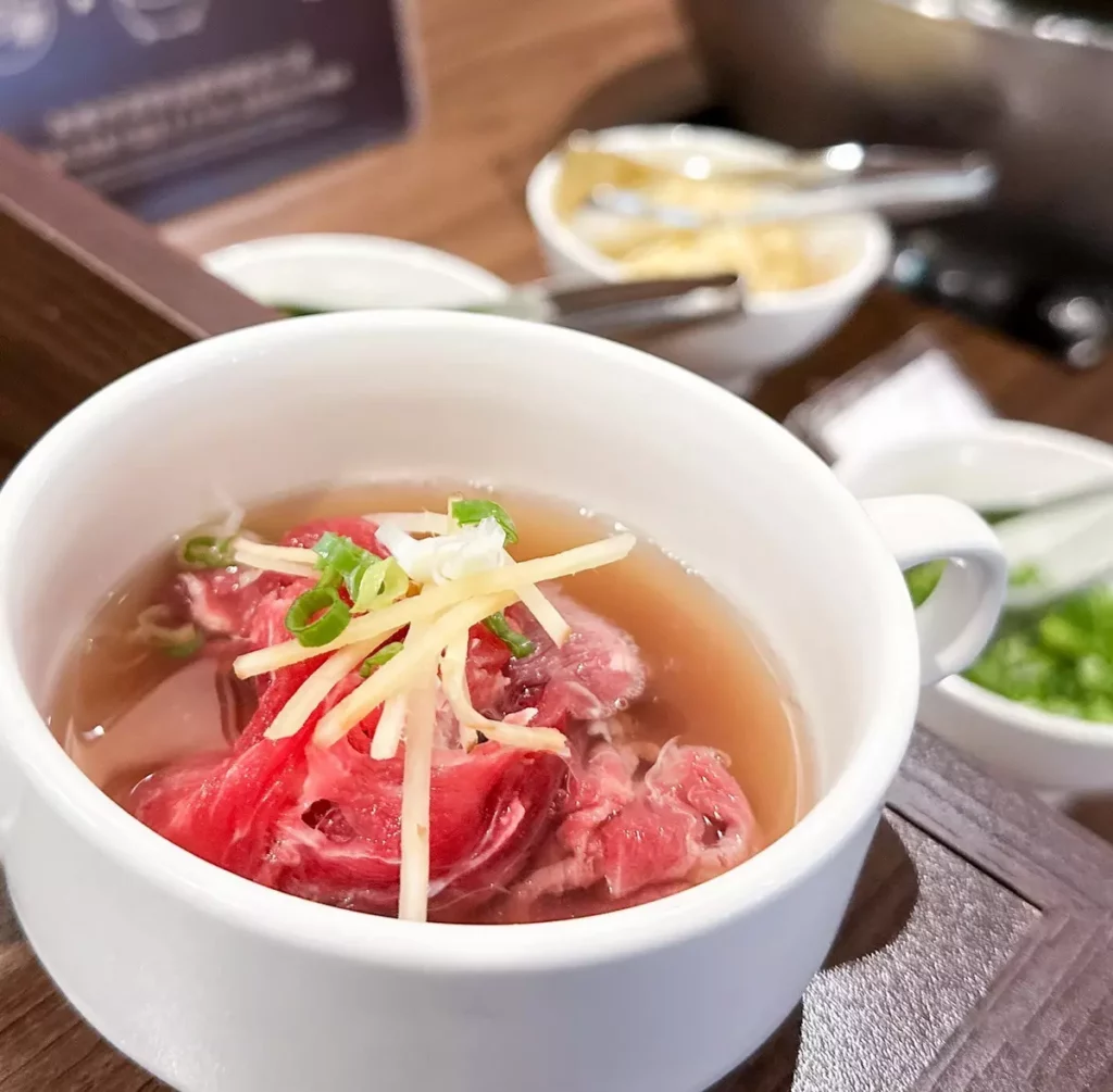 凱撒趣淘漫旅-台南自助晚餐升級府城美食節,推出台南必吃現燙牛肉湯。圖/ 凱撒趣淘漫旅-台南提供