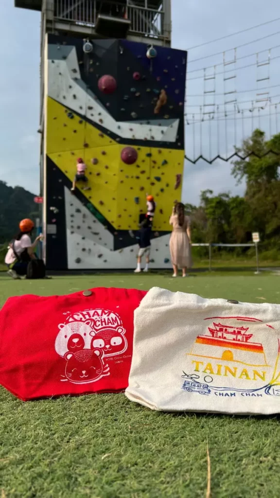 _凱撒趣淘漫旅-台南暑假加開帆布袋絹印、波浪鼓彩繪DIY課程,戶外椰林泳池每晚還有夏夜水上運動會。圖/ 凱撒趣淘漫旅-台南提供