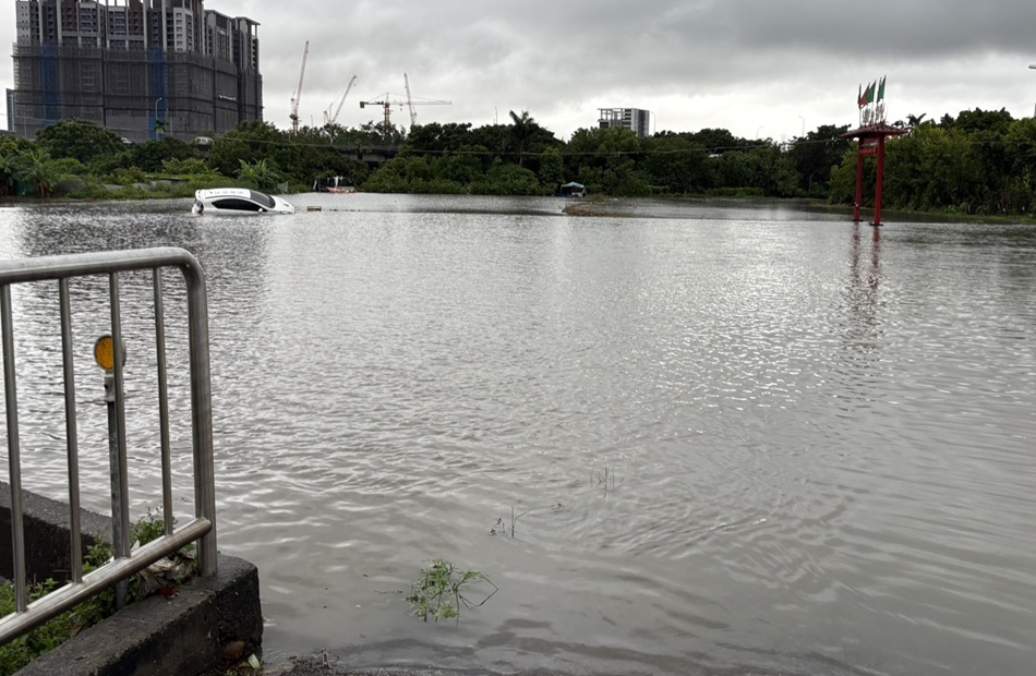 ▲圖說：道路淹水!  駕駛行經中市南屯區中和巷時，車輛不慎滑落稻田              （圖／台中市政府 提供）
