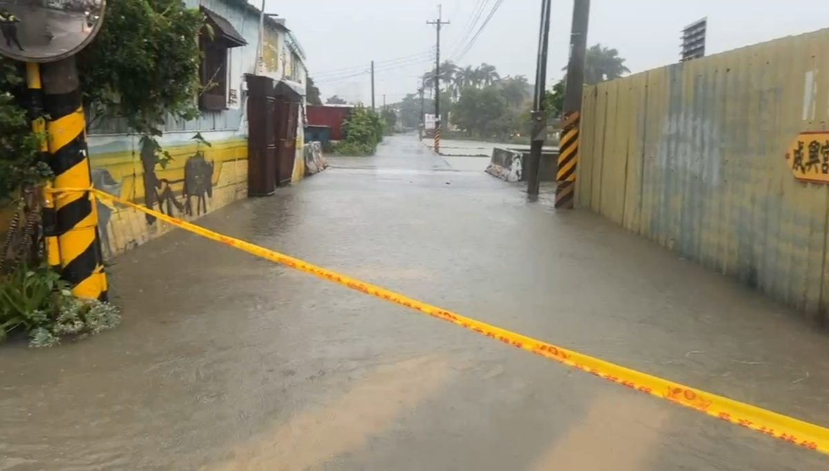 ▲圖說：警方冒著大雨拉起封鎖線、實施交通管制，提醒其他車輛繞道行駛 （圖／台中市政府 提供）