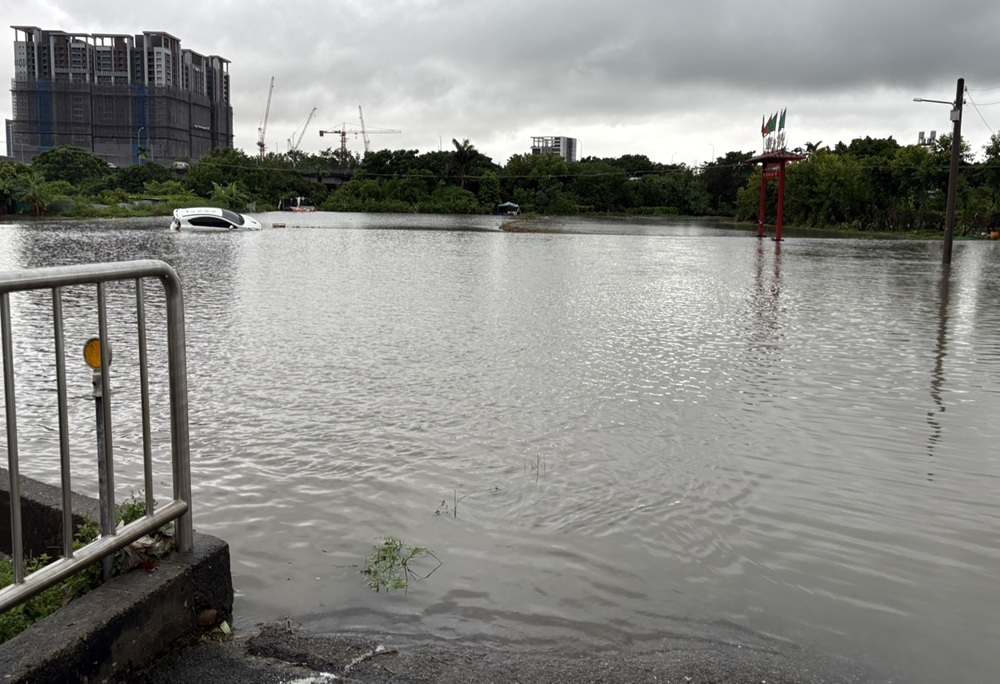 台中豪雨成災 稻田變河流吞沒小客車駕駛驚險脫困 213 cnews204250731a02