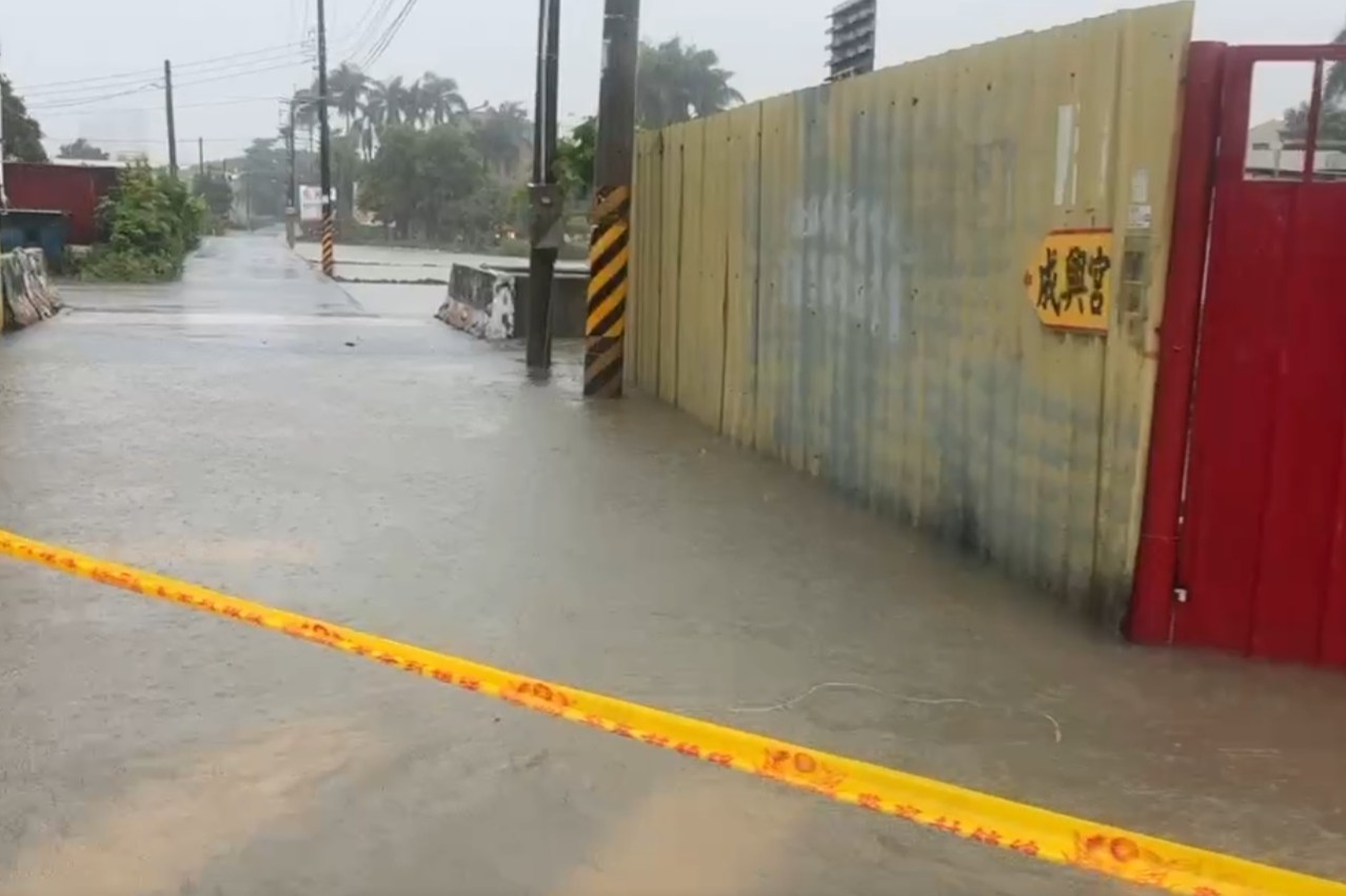 台中豪雨成災 稻田變河流吞沒小客車駕駛驚險脫困 214 cnews204250731a01