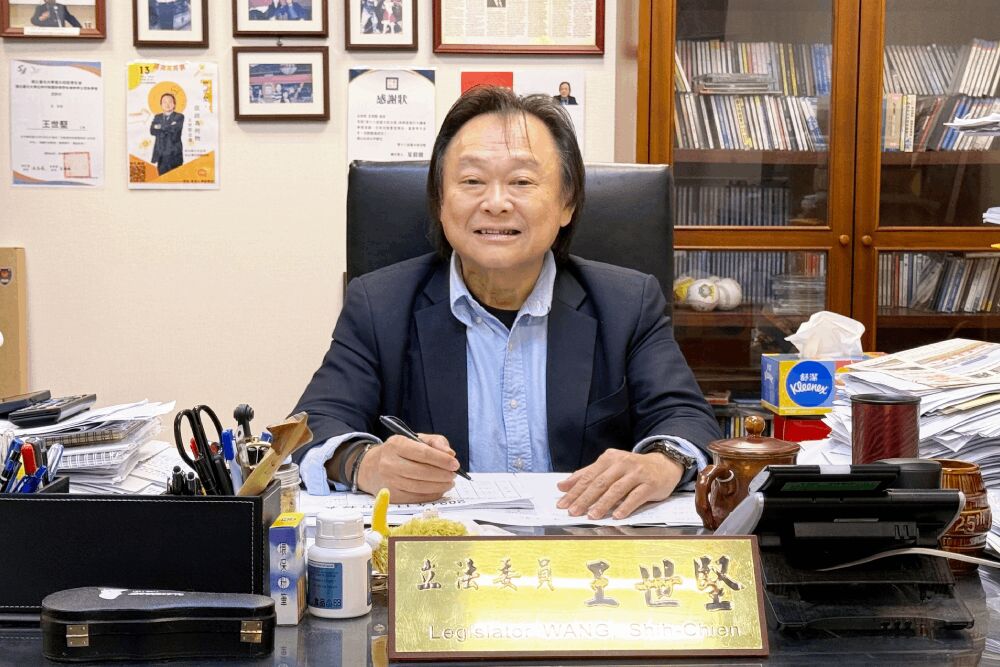 槓王世堅民進黨不分區立委下場慘 網友洗版嗆沒民意基礎、有種出來選 212 照片來源:王世堅臉書
