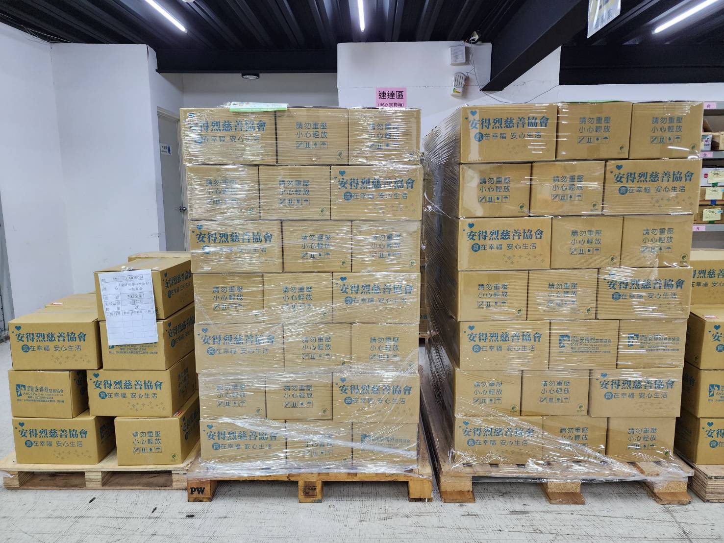 1100箱安心食物箱安排分批運送至重點災區，盼能送去一份即時的溫飽與心靈支持。 1