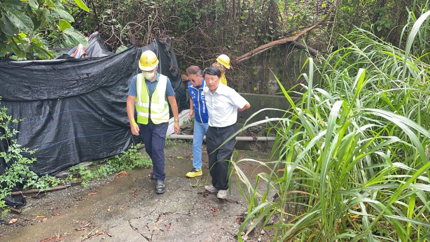 會勘重點聚焦在前次強降雨造成邊坡溝渠積水、排水不順等問題。(圖／黃仁國會辦公室)