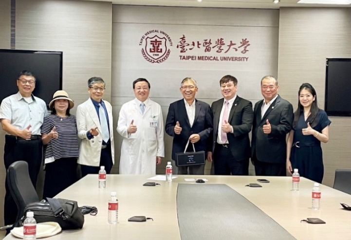 從商業走向公益，紫青國際商會攜手北醫推動醫療關懷。(圖／紫青國際商會)
