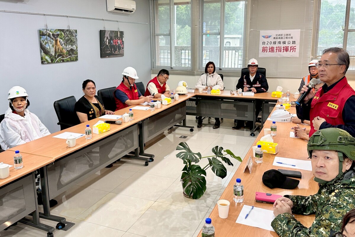 ▲西南氣流豪大雨不斷,高市府設六龜寶來前進指揮所,市長陳其邁今(31)早前往視察並聽取簡報,提出4大應變指示,責請各相關單位即刻執行,以確保所有山區居民的生命財產安全。