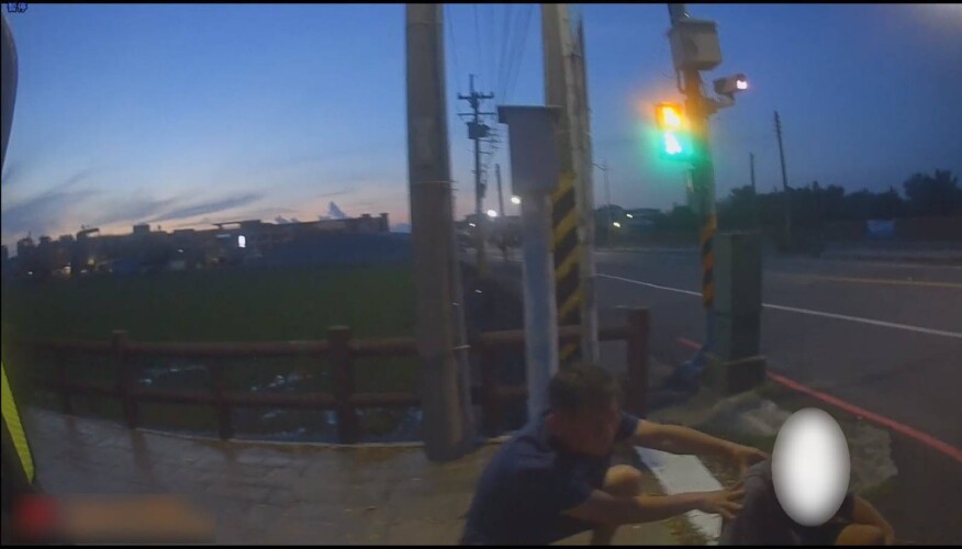 ▲「醉」不上道!男子昏睡路中,土庫警即刻救援。(記者劉春生攝)