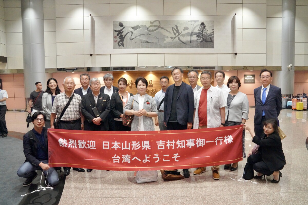 ▲山形縣知事吉村美栄子（前排中）帶領物產、觀光、交通與旅宿等20多位業者訪台！旅報傳媒董事長椎原正浩（右1）特別代表前往接機。