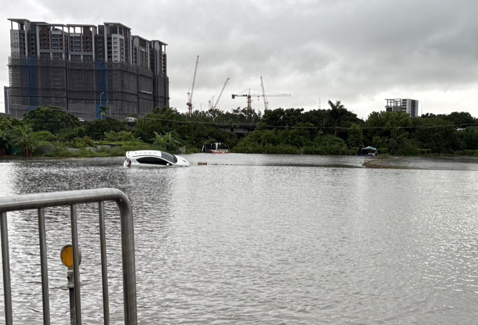 大雨傾盆稻田積水過高 駕駛開入田中動彈不得