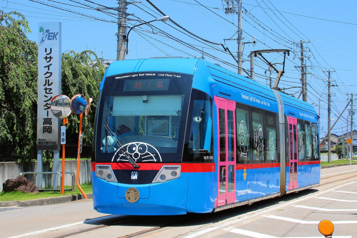 哆啦A夢路面電車不論是外觀還是內裝都是滿滿漫畫。　©Fujiko-Pro　圖：向日遊／提供