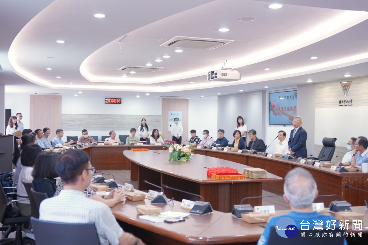中央大學蕭述三校長感謝卸任主管們的辛勞,期許新任主管以熱情持續帶來創新。