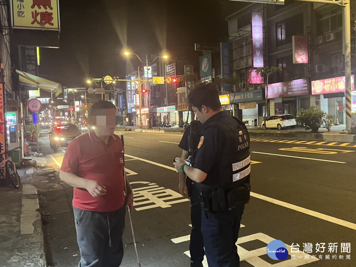 視障男深夜佇立台1線路中央，中壢警暖心牽引避車助返家。  　