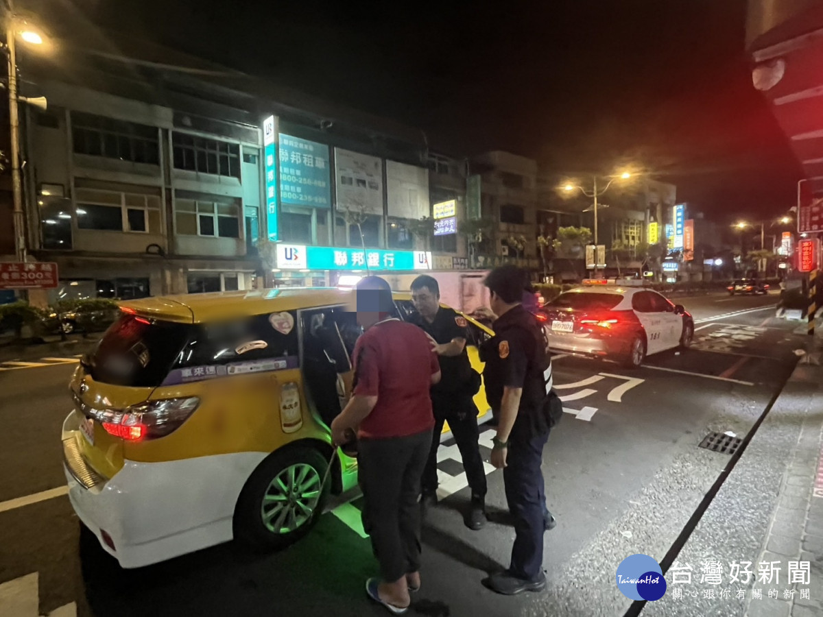 視障男深夜佇立台1線路中央,中壢警暖心牽引避車助返家。