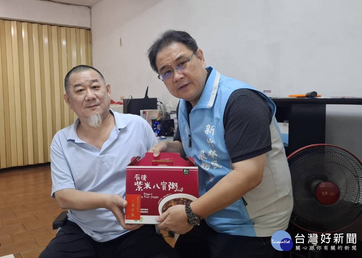 鞠宗顯處長(右)關懷訪視彭先生(左)並致贈善心物資八寶粥禮盒(圖／新竹榮服處提供)