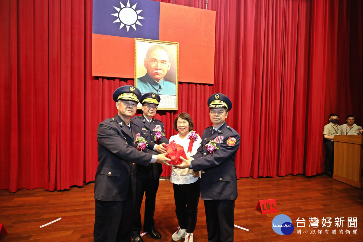 嘉義市警局舉行卸、新任局長交接典禮，由市長黃敏惠親自主持，警政署警政委員王文澤監交，卸任局長沈炳信(左)交棒給同為警大51期的新任局長陳明志(右)／警方提供