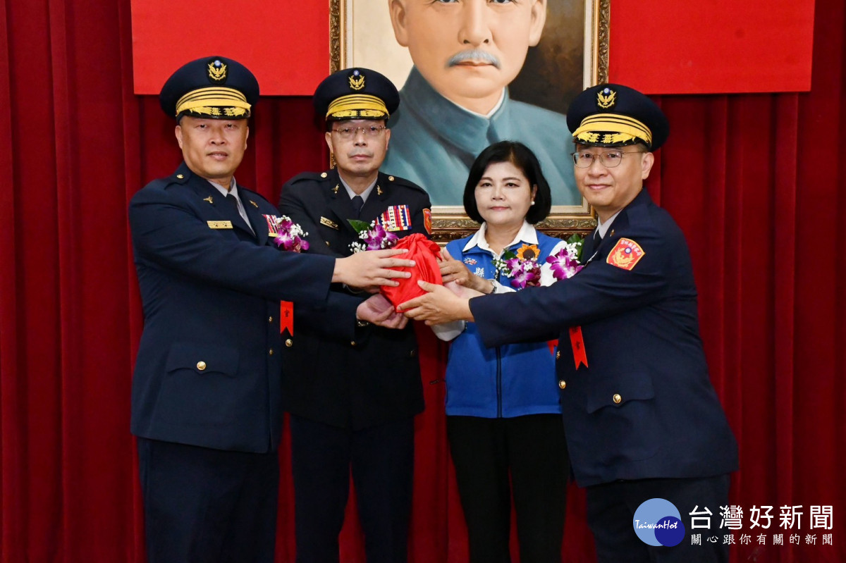 雲林縣警察局長交接典禮，卸任局長李建民(左)將印信交給新任局長黃富村(右)，縣長張麗善親自主持，警政委員李安淳監交／警方提供