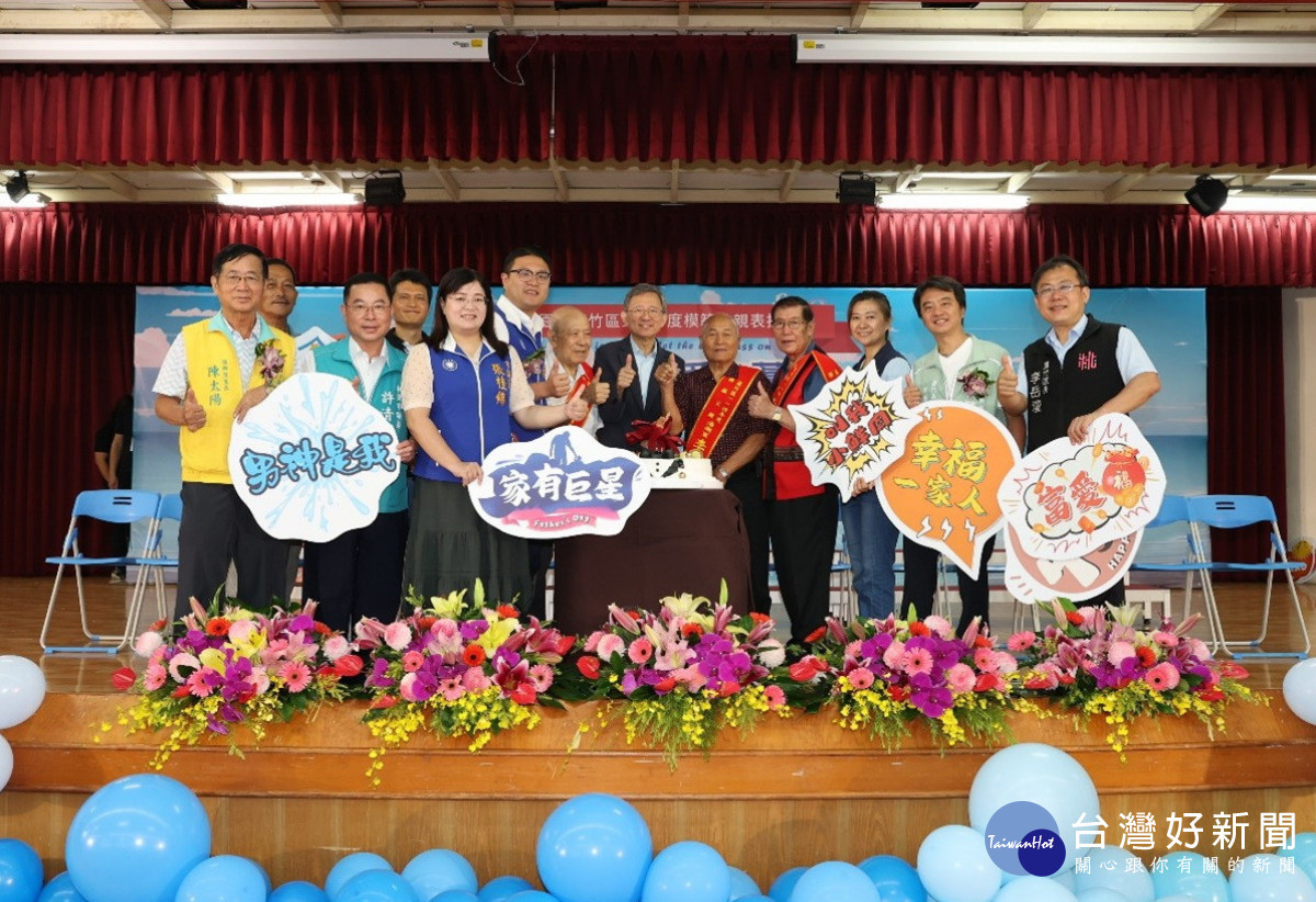 桃園市副市長王明鉅與市議員及3位模範父親代表一起切父親節蛋糕。<br /><br />