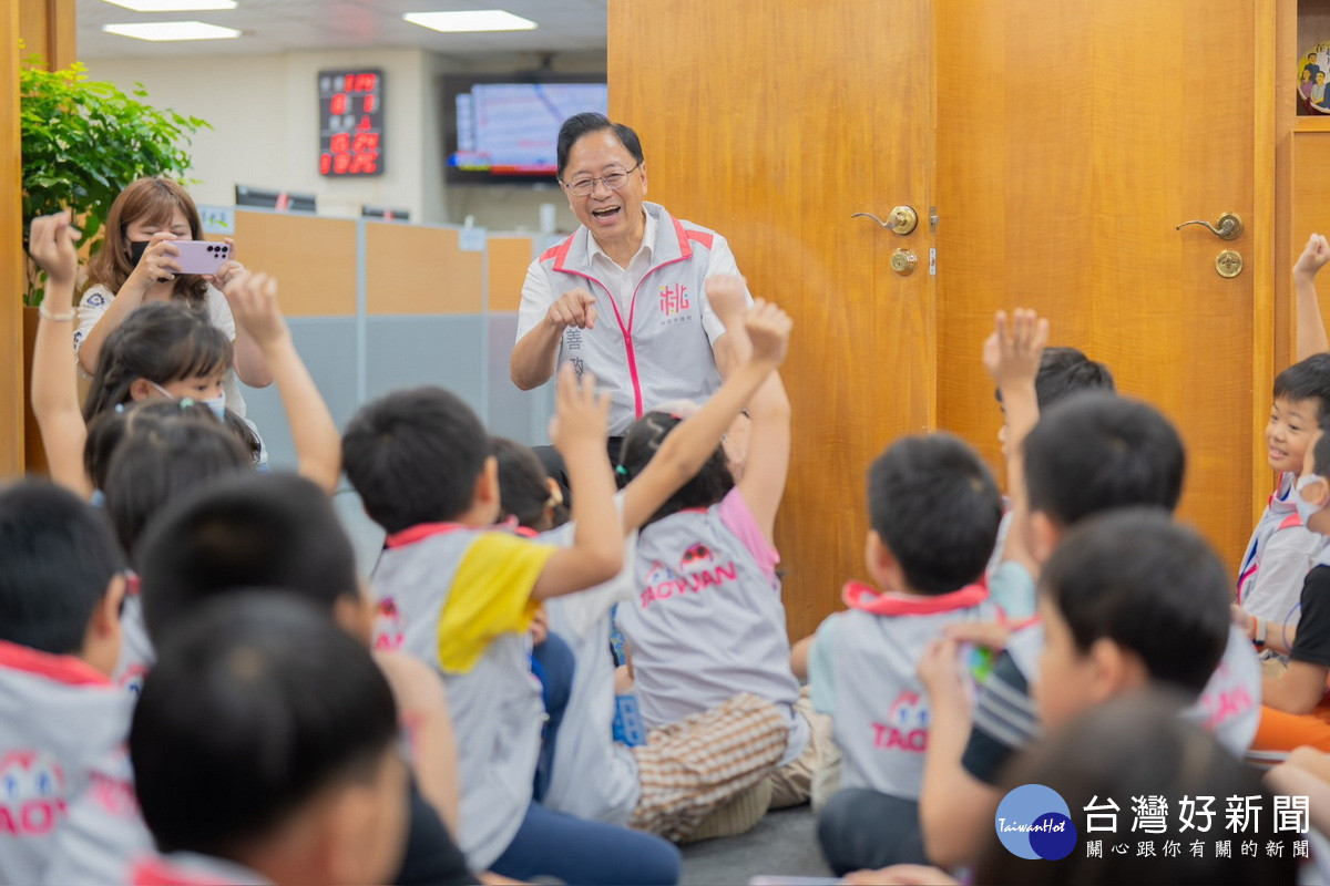 桃園市長張善政出席「114年桃園小小市長暨市政體驗營」與小市長們互動。<br /><br />