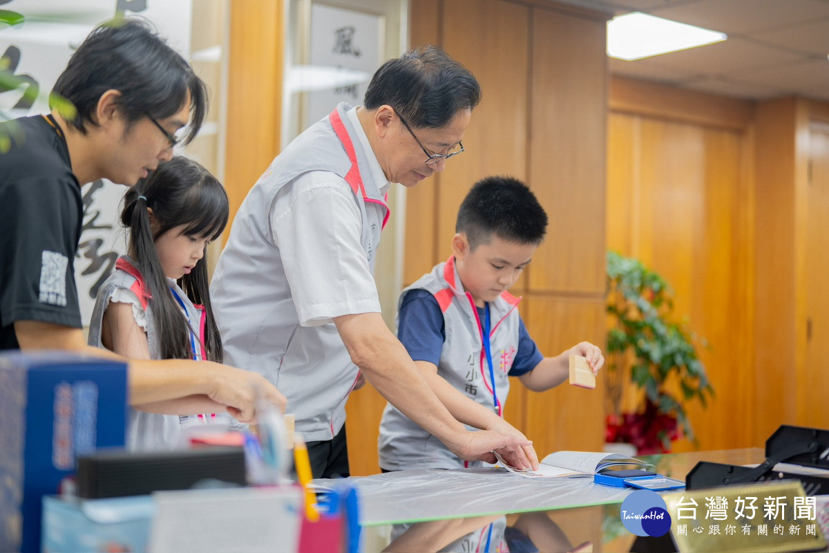 桃園市長張善政出席「114年桃園小小市長暨市政體驗營」與小市長們互動。<br /><br />