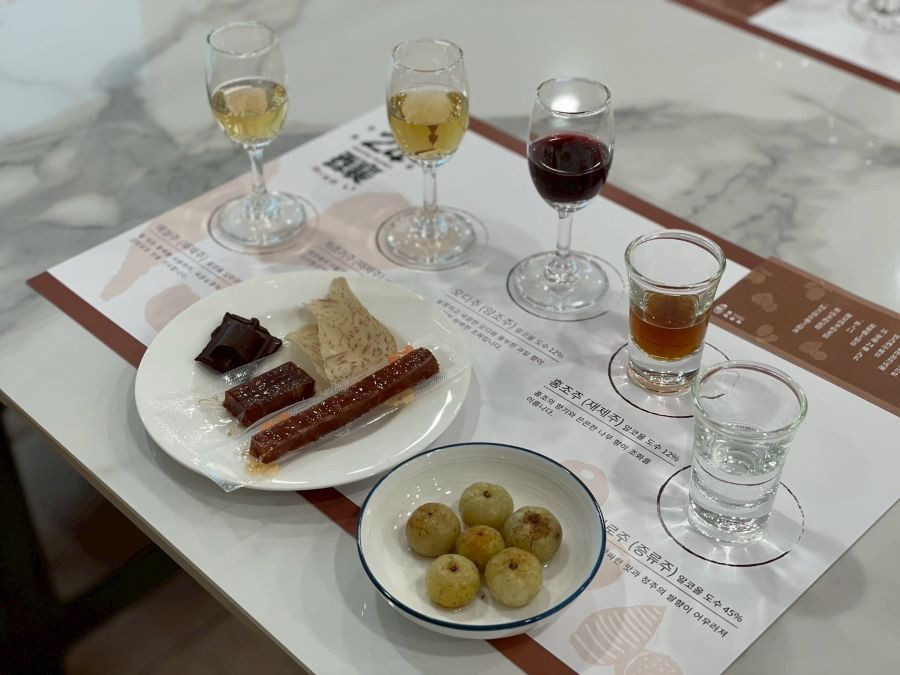 日韓農協嘉賓體驗苗栗「穿龍24釀」品酒搭配公館特色小食，讓味蕾遊歷苗栗農村的獨特故事-酒後不開車，安全有保障。（圖/苗栗縣政府）