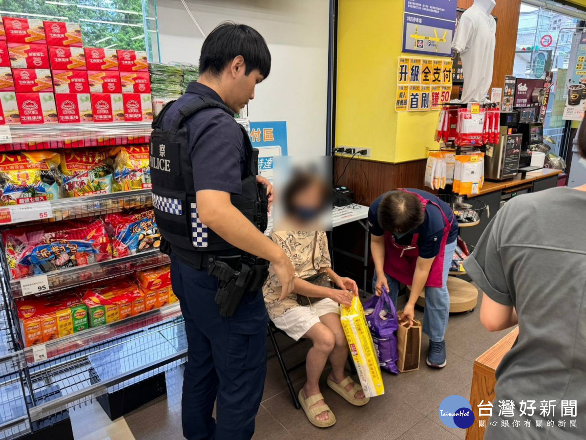 八旬老婦人賣場結帳突失憶恍神，平鎮警獲報助返家。
