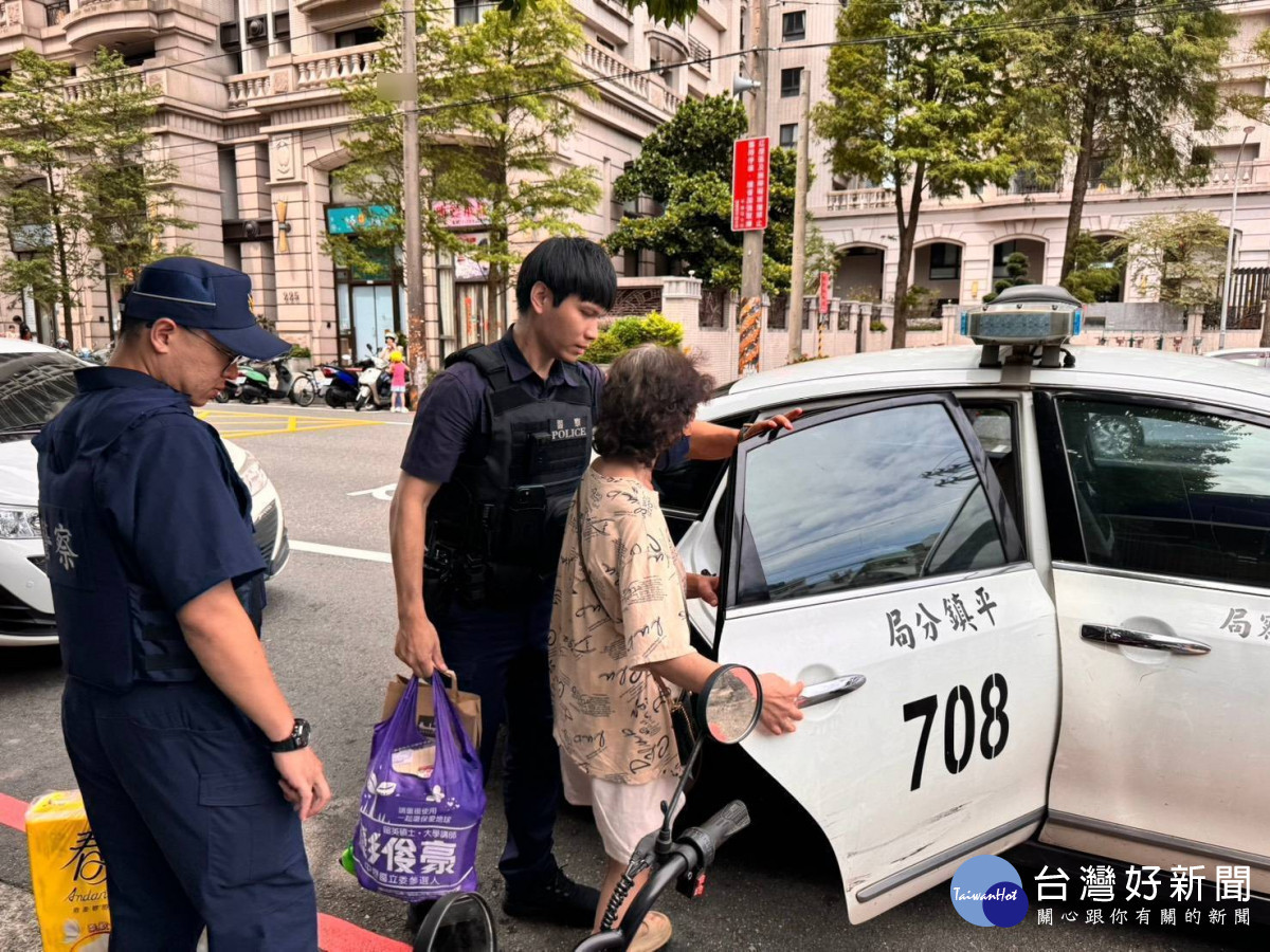 八旬老婦人賣場結帳突失憶恍神，平鎮警獲報助返家。