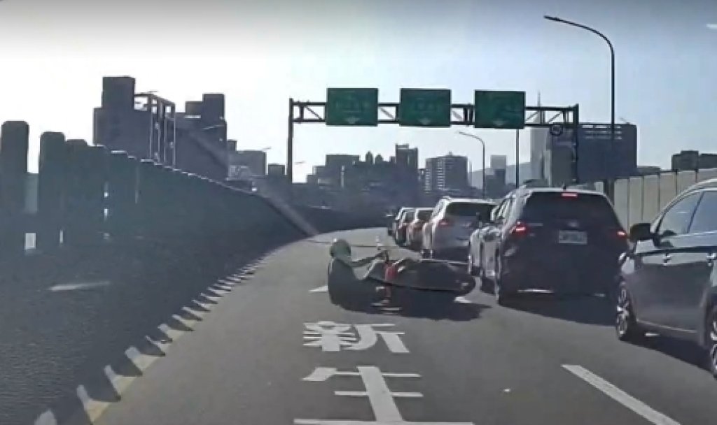 市民高架驚魂!男騎士撞排隊轎車倒地 目擊駕駛:差點釀大禍