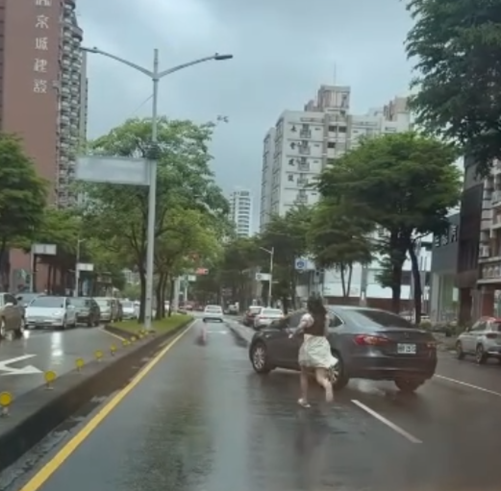 小客車未拉手煞車滑行撞車!- 肇事女駕駛開車門駕駛座沒人民眾嚇呆