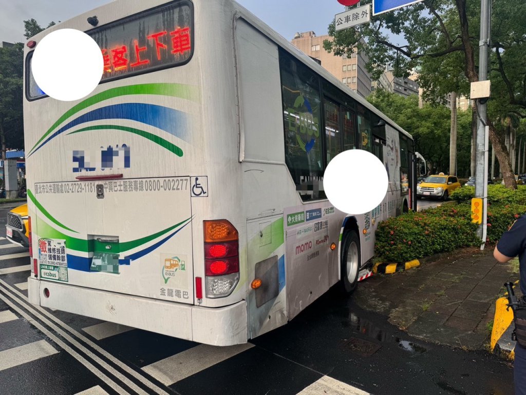台北公車肇事!- 撞分隔島卡住車身下緣受損