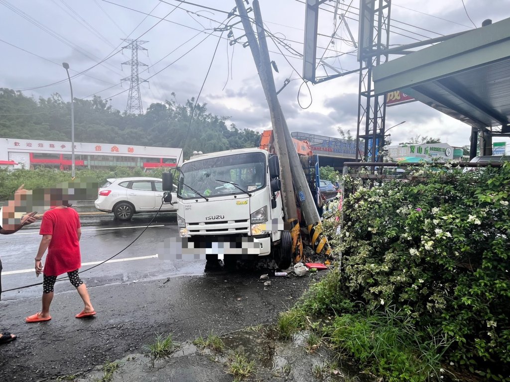 天雨路滑釀禍! 嘉義大貨車自撞電線桿駕駛骨折