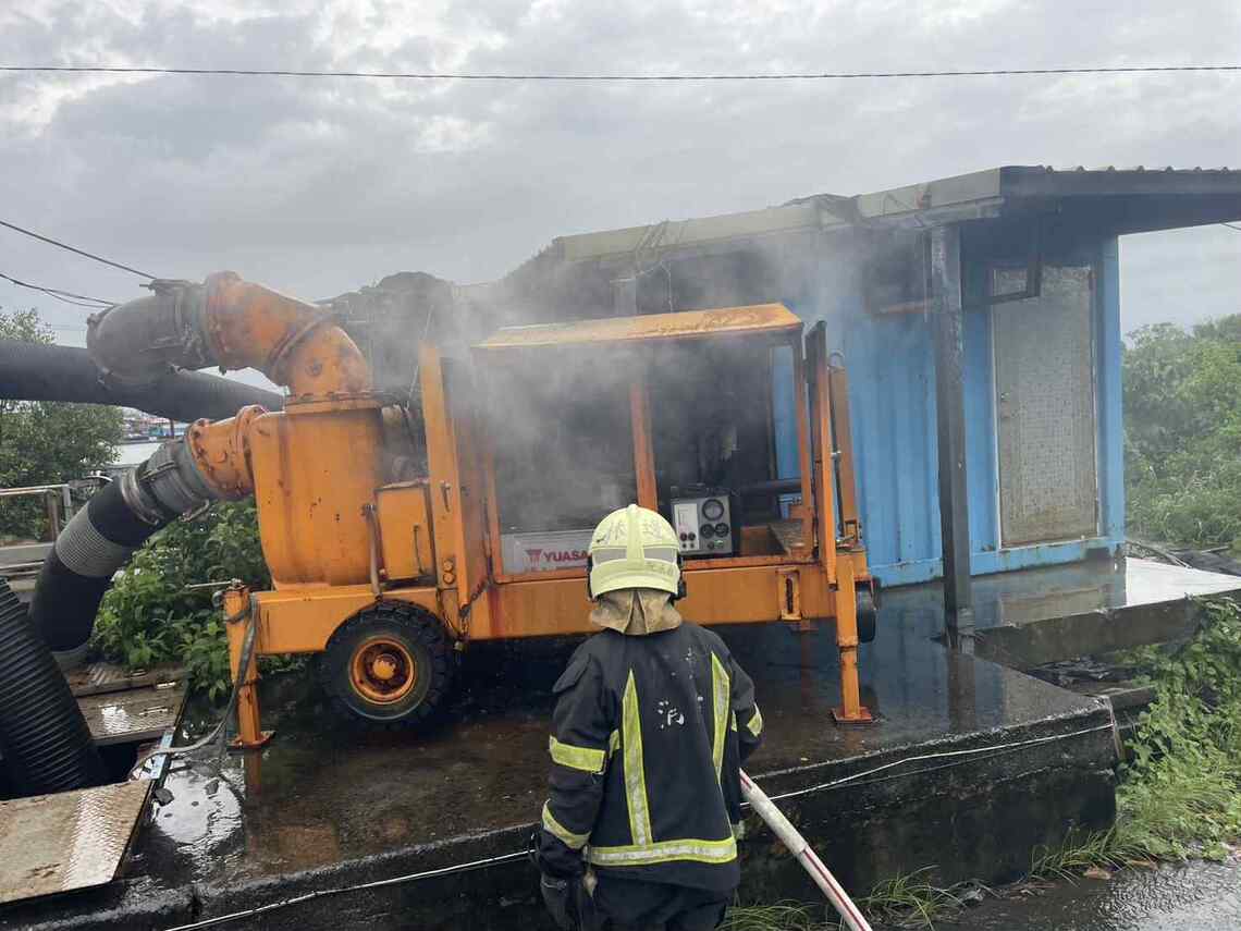 屏東縣林邊 水利漁港移動式抽水機起火搶救