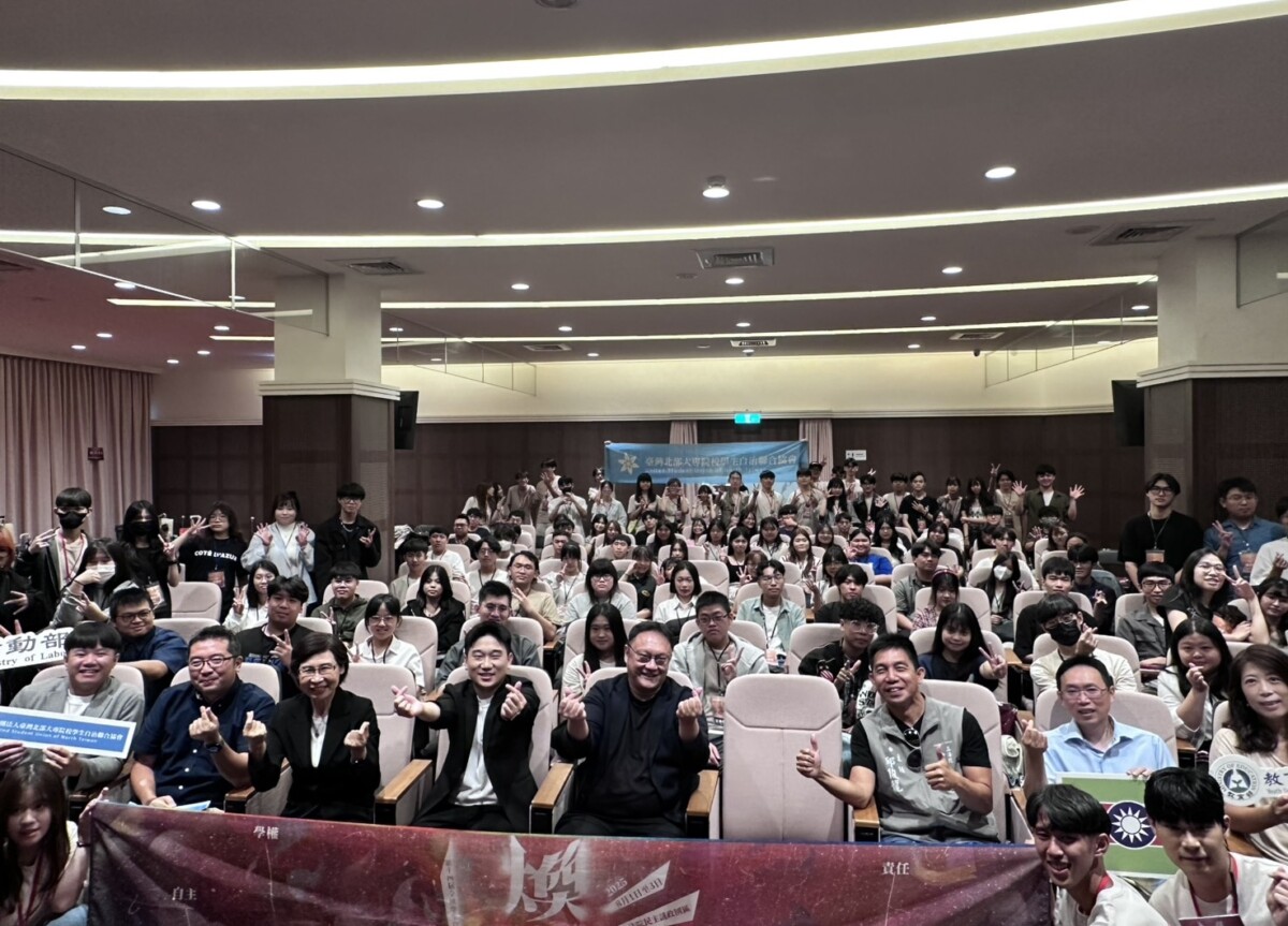 ▲全國學生自治組織台中開訓,台中副市長鄭照新分享從學生到市政的公共參與之路。(圖/中市府提供)